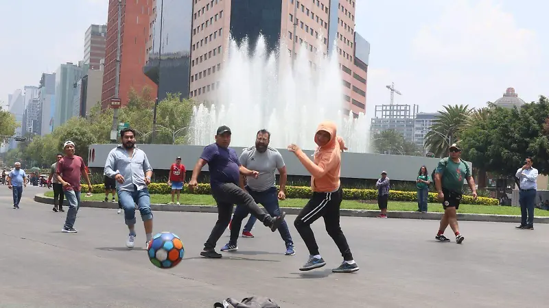 CNTE juega cascarita sobre paseo de la reforma